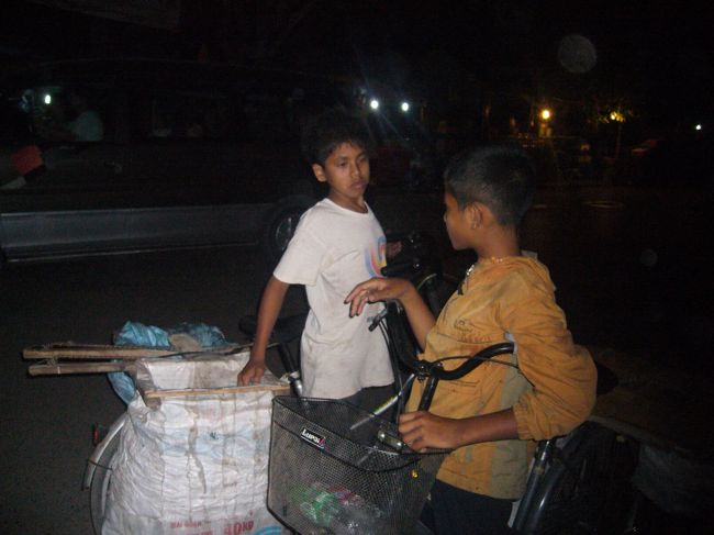 なんかもめてた。<br />自転車を返してゲストハウスへ帰る。