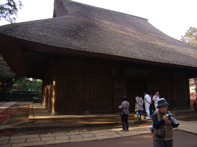 常なれば<br />この茅葺の御堂めあてのひとびとも