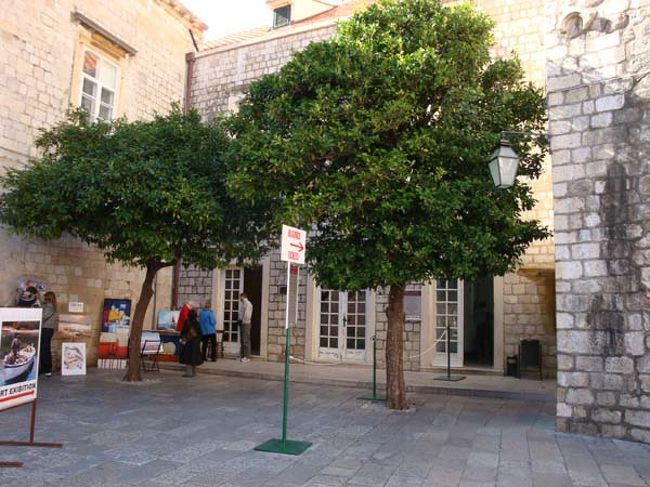 ←ピレ門脇のチケット売場<br /><br />午前中、ツアーの観光時に、入場希望者のチケットをまとめて団体割引価格で購入しました。<br />どこからでも入場できるチケットはこの売場で発売。<br />