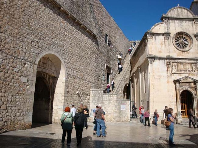 ←ピレ門横の「城壁入場口」<br /><br />隣の建物は、フランシスコ会修道院。<br />修道院内にある世界で3番目に古い薬局のオリジナル化粧品は女性に大人気。私たちももちろん購入しました。