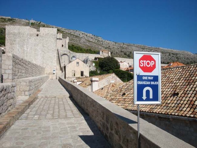 ←ドブロヴニクの城壁遊歩道<br /><br />遊歩道は一方通行です。<br />私たちは、ピレ門から入場したので、背後にある「ミンチェタ要塞」をめざして約2キロの遊歩道を歩くことになります。