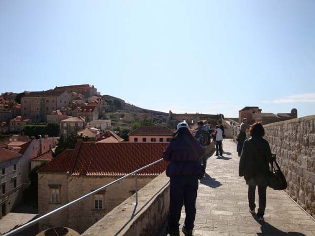 ←ドブロヴニクの城壁遊歩道<br /><br />午後1時半過ぎ、ピレ門入場口からスタートです。<br /><br />城壁は、街が誕生した8世紀頃からありましたが、現在の姿になったのは16世紀ごろ。