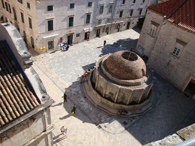 ←ドブロヴニクの城壁遊歩道からの眺め<br /><br />ピレ門前の「オノフリオの大噴水」。<br />ナポリのオノフリオ・デッラ・カヴァが1438年に造った大きな噴水は、12キロ離れた源泉から水を引いているそうです。