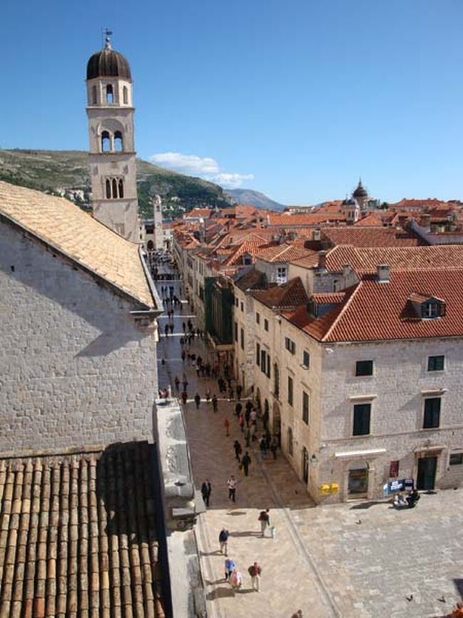 ←ドブロヴニクの城壁遊歩道からの眺め<br /><br />メインストリート、プラツァ通り。<br />左側に見える塔は、フランシスコ修道会の鐘楼。