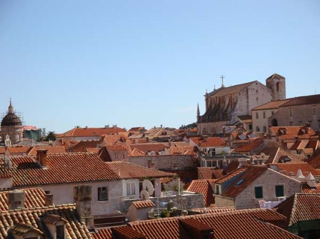 ←ドブロヴニクの城壁遊歩道からの眺め<br /><br />右端の方には、バロック様式の「聖イグナチオ教会」が見えます。