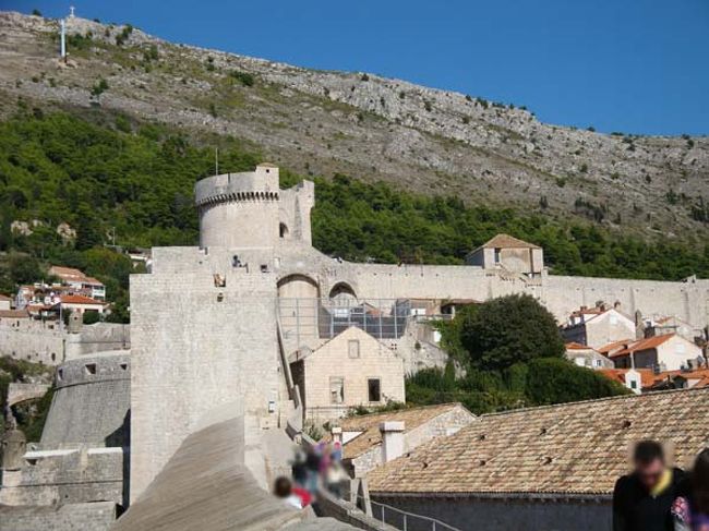 ←ドブロヴニクの城壁遊歩道からの眺め<br /><br />後ろを振り返ると、ゴールの「ミンチェタ要塞」とスルジ山が見えます。<br />スルジ山は、標高412メートルですが、旧市街を一望できる観光スポット。