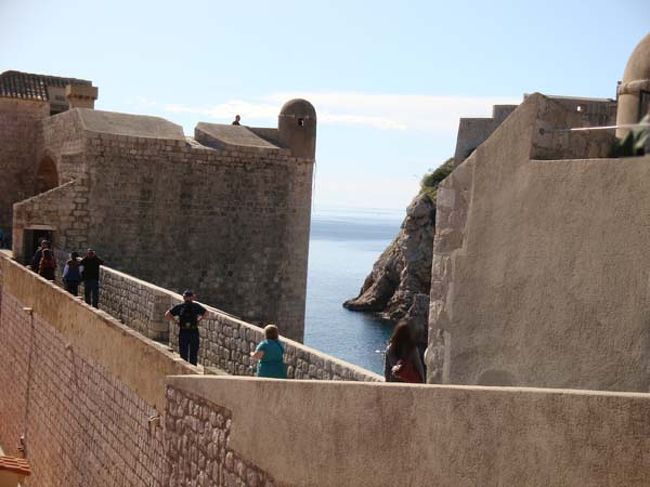 ←ドブロヴニクの城壁遊歩道からの眺め<br /><br />海に突き出すように立っている「ボカール要塞」