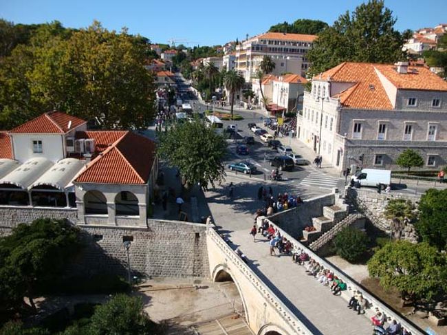 ←ドブロヴニクの城壁遊歩道からの眺め<br /><br />ピレ門の外側にある旧市街と新市街を結ぶ橋が見えます。<br />観光客はピレ門の外でバスを降り、この橋を渡って旧市街を観光します。