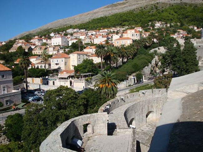 ←ドブロヴニクの城壁遊歩道からの眺め<br /><br />スルジ山の麓に広がる住宅街