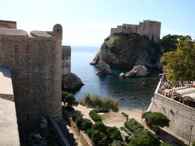 ←ドブロヴニクの城壁遊歩道からの眺め<br /><br />左手は「ボカール要塞」、海を挟んで対峙するように「ロヴリイェナツ要塞」があります。<br />