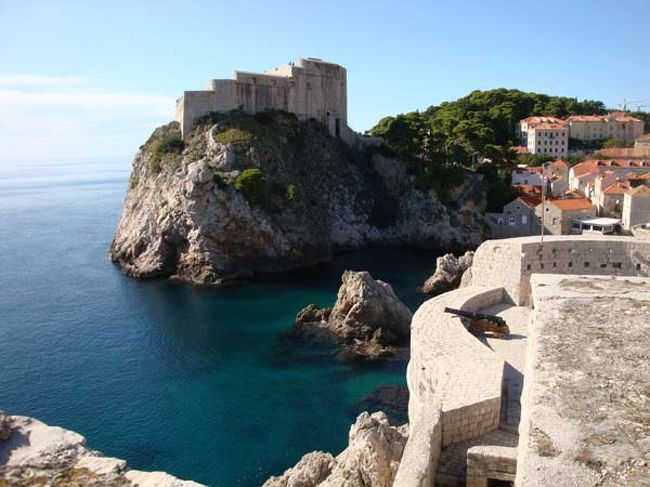 ←ドブロヴニクの城壁遊歩道からの眺め<br /><br />対岸の「ロヴリイェナツ要塞」は、海面37メートルの岩山に築かれており、海と陸の両方から街を守っていました。<br /><br />紺碧のアドリア海を見ていると平和そのものに見えますが、手前には、海に向かった砲台が見えます。