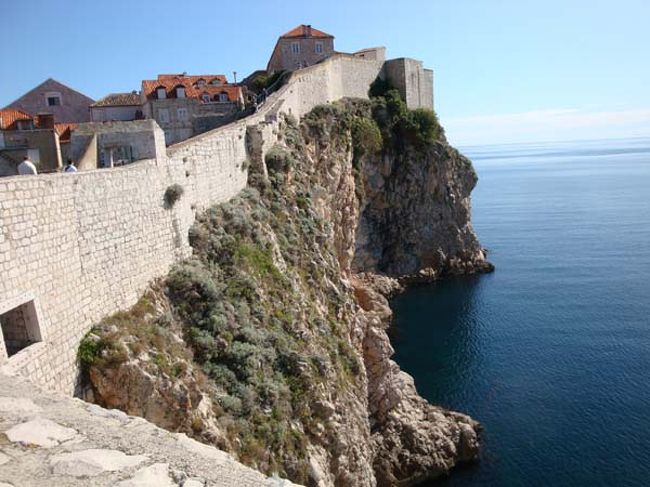 ←ドブロヴニクの城壁遊歩道からの眺め<br /><br />城壁は、切り立った岩の上に立っていることがわかります。