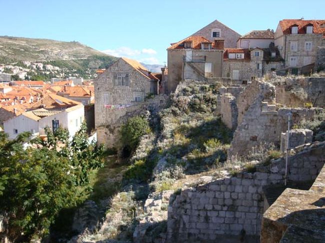 ←ドブロヴニクの城壁遊歩道からの眺め<br /><br />1991年12月6日、この地域は、旧ユーゴ連邦軍による砲弾を浴びました。<br />旧市街の多くの建物が破壊され、多数の市民が犠牲になりました。<br /><br />砲撃後、数年がかりで街は修復されましたが、爆撃の跡がそのままになっているところもあります。