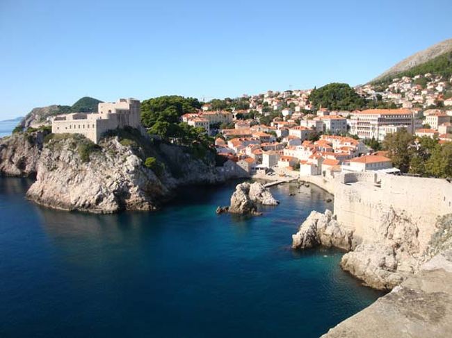 ←ドブロヴニクの城壁遊歩道からの眺め