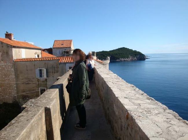 ←ドブロヴニク城壁遊歩道からの眺め<br /><br />結構狭い通路もありますが、写真撮影スポットがたくさんあります。