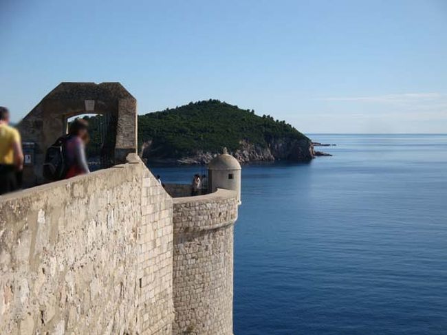 ←ドブロヴニク城壁遊歩道からの眺め<br /><br />「聖ピーターの砦」<br />城壁上には聖人の名前が付けられた小さな砦がたくさんあります。