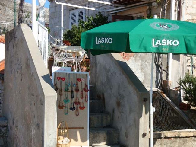 ←ドブロヴニク城壁遊歩道からの眺め<br /><br />民家の入り口につながっている所もあります。<br />アクセサリーなどが並んでいました。