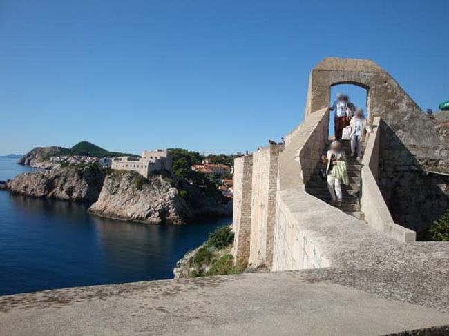 ←ドブロヴニク城壁遊歩道からの眺め<br /><br />遊歩道には所々に階段があります。<br />この時期、外国人観光客もシニア層が目立ちます。