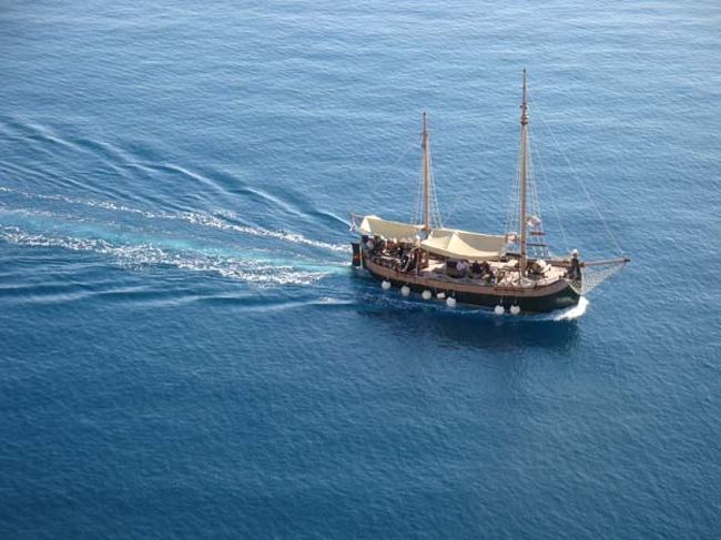 ←ドブロヴニク城壁遊歩道からの眺め<br /><br />クラシックな帆船スタイルの観光船が白波をたてながら航行。