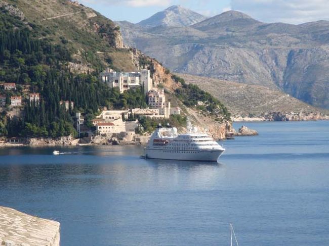 ←ドブロヴニク城壁遊歩道からの眺め<br /><br />遠くには、沖合に停泊する大型船の姿も見えます。<br />ドブロヴニクには二つの港があり、大型のクルーズ船は旧港ではなく、もうひとつのグルージュ港から発着します。