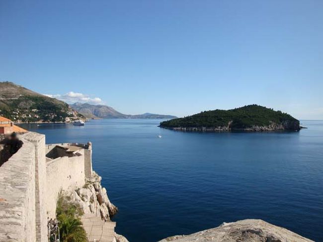 ←ドブロヴニク城壁遊歩道からの眺め<br /><br />旧港からは、旧市街の沖合約700メートルにあるルクルム島行きのボートなどが発着しています。