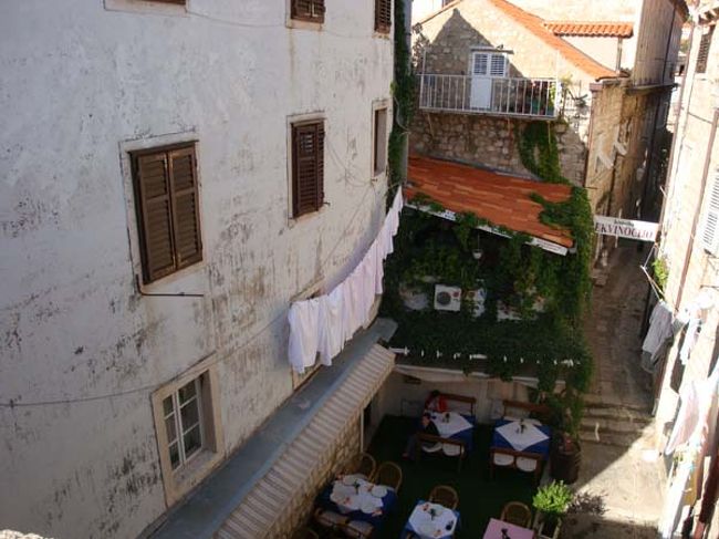 ←ドブロヴニク城壁遊歩道からの眺め<br /><br />旧市街のレストランのテラス席を上から失礼・・・