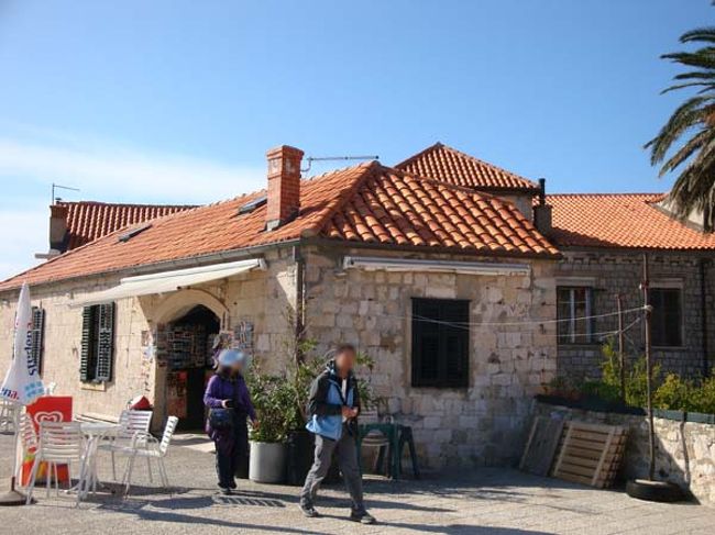 ←ドブロヴニク城壁遊歩道らの眺め<br /><br />遊歩道の途中には、飲み物などの売店やカフェなどもあります。<br />数は少ないけれどトイレもあります。<br /><br />（旅行記は後編に続きます）