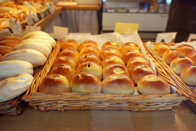 大徳寺入り口のバス停前にあるパン屋さん。<br /><br />京都らしい具が入ったパンや<br />オリジナルのパンがいっぱい。<br /><br />京都のパンって　どこもすごくおいしいの。<br /><br />朝ごはんは駅で食べたけど、パンもペロリ。