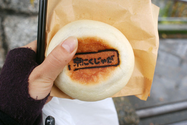 ということで　迷わず購入。<br /><br />お店手作りの京風肉じゃがが入ったパン、<br />チーズ+あんこの入ったパン、<br />あともう１つ、何かを購入。<br /><br />どれも絶品！