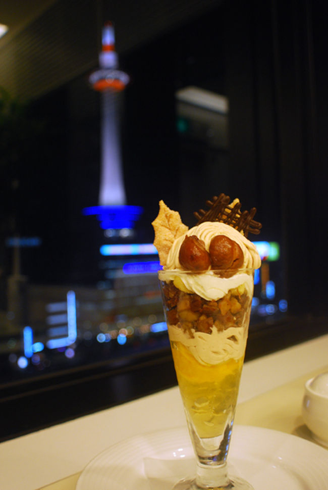 京都・北山の人気スイーツ店『マールブランジュ』。<br /><br />京都伊勢丹の支店にて、お店イチオシのモンブランが乗っているパフェを食べた。<br /><br />ほのかにアルコールが効いてる大人の味。<br /><br />京都のお客さんいわく、「ここと北山はおいしいけど、それ以外の店舗はどろくさい」らしい。<br /><br />写真奥は京都タワー。<br />ナイスロケーション！