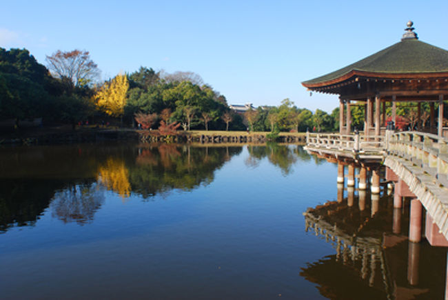 建物には橋がかかっていて、渡れるようになっている。<br /><br />湖が青くてきれい。<br /><br />向こうから建物を撮るおじさんたちがちらほらいた。<br />隠れ撮影スポットなのかな？