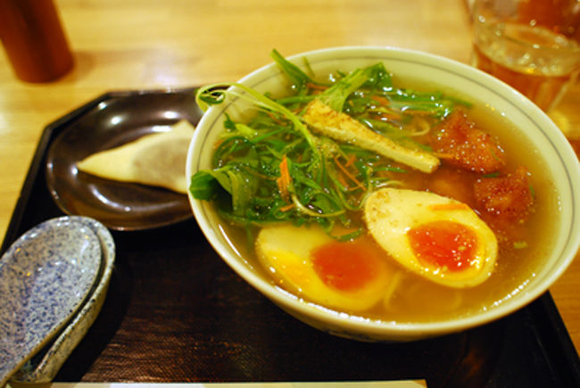 予定時間をかなりロスしつつ、無事京都に戻る。<br /><br />お昼食べてなくて腹ペコ。<br /><br />西尾の八橋の喫茶店で　京風ラーメンを食す。<br />塩味で上品なお味。<br />生八橋がおまけでつくのが嬉しい。