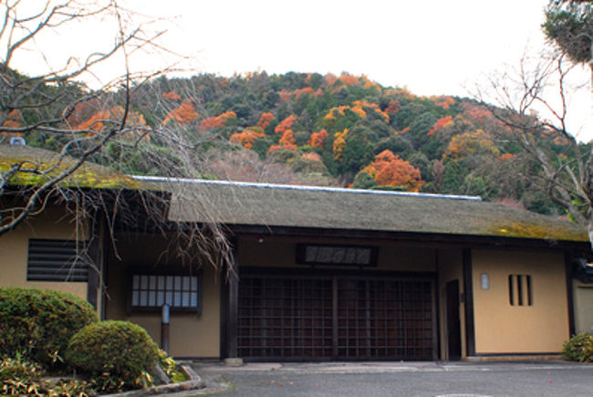 建物の奥は嵐山の紅葉。<br /><br />色んな色があってきれいだな。