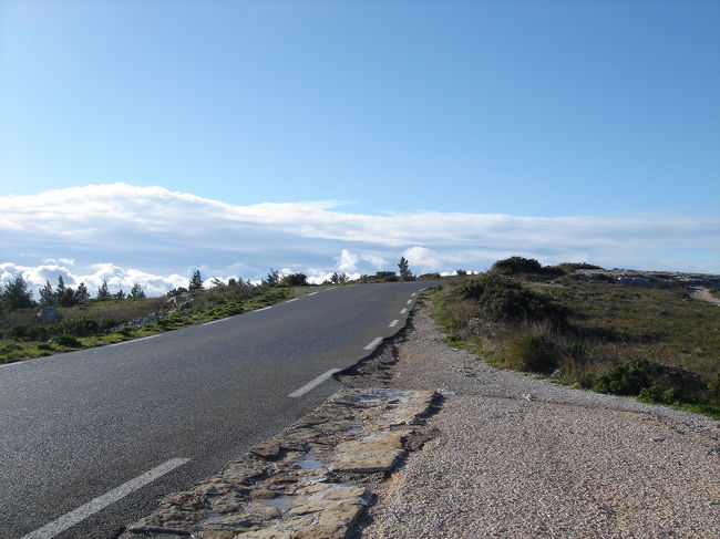 さらに上る道は続いていて、どうやらてっぺんに来たみたいです。<br /><br />道幅狭くてちょっと怖いところも。。<br />対向車来ると崖の下に落ちてしまいそう！！<br />（ほとんど走っているときにすれ違う事はなかったけれど）