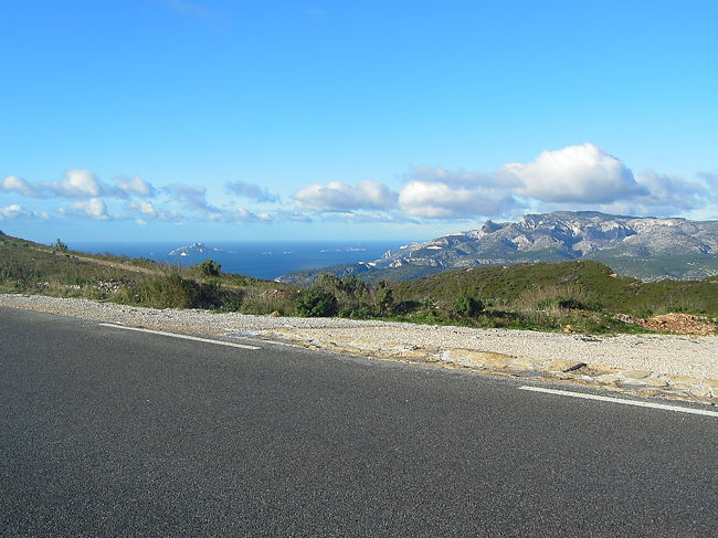 こっちはカシ側。<br /><br /><br />もっと崖の近くまで行って写真を撮りたかったのですが、実はこの日、山の上はものすごい強風で立っているのもやっとでした。<br />写真じゃまったくわからないけどほんとに吹き飛ばされそうでした。。<br />