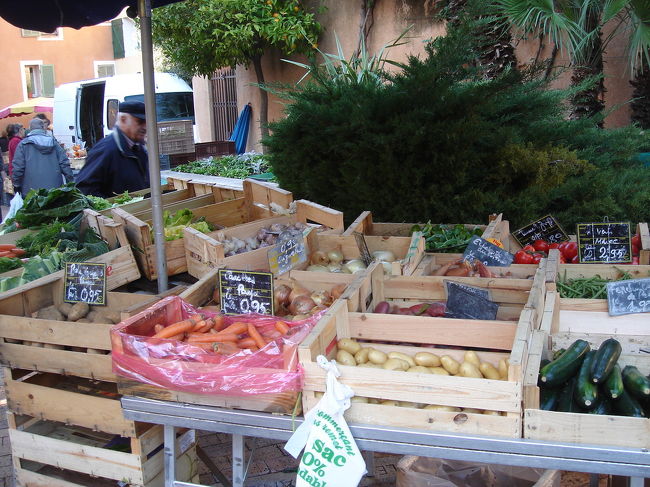 カナイユの道は果てしなく続いていたのですが、途中で引き返してカシの町散策することにしました。<br /><br />車停めて中心部へ入ると早速マルシェが。<br />野菜や鮮魚は持って帰れないからな〜。。残念。
