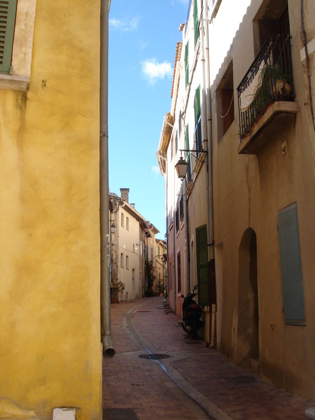 ちょっと建物の方へ登るとカラフルな町並み。<br />