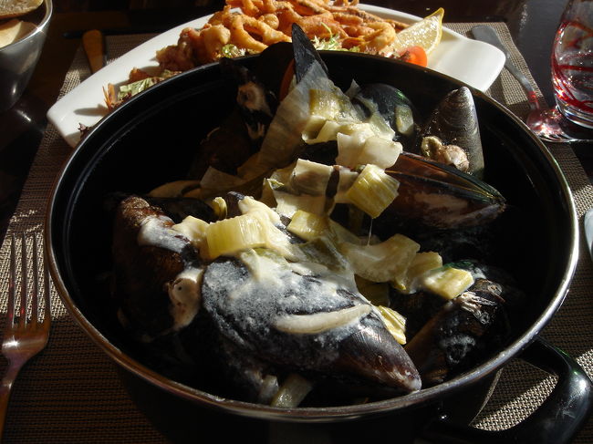 んでお昼ごはん。<br /><br />わたしムール貝。<br />って、こりゃ予想以上の量だぁ！！<br />Leonのときよりデカイし多い。。<br />いや、美味しければこれくらいペロっといけそうだけど、残念なことに塩気が少なく、しかもクリーム系のスープなので途中で飽きる。。