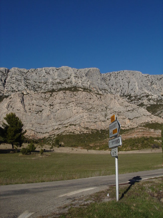 突き当りまで上ってきました。<br /><br />車を止めるとものすごい風にあおられて揺れてます。<br />こわいので先へ進みましょう〜