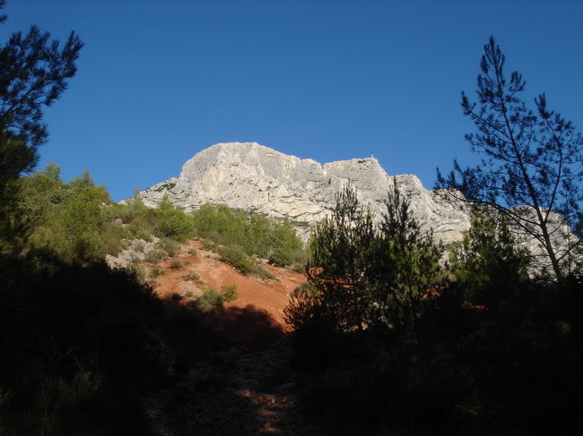 エクサン方面へしばらく進むとまた違った角度で見えるヴィクトワール。<br /><br /><br />あ、山の写真ばっかりですみませんっ<br />もう惚れすぎちゃって・・・笑