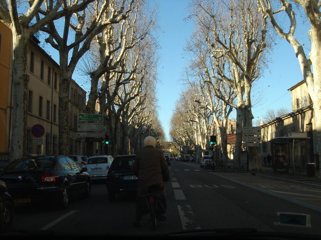 ここからがまた難関です。<br />山の反対側が見たくなって一本お隣の道に移動したいのですが、いったん町に入らないと隣の道に行けないようなのでエクサン中心部へ。<br /><br />なんだか渋滞中。<br />しかもどこにいるかもわからない。