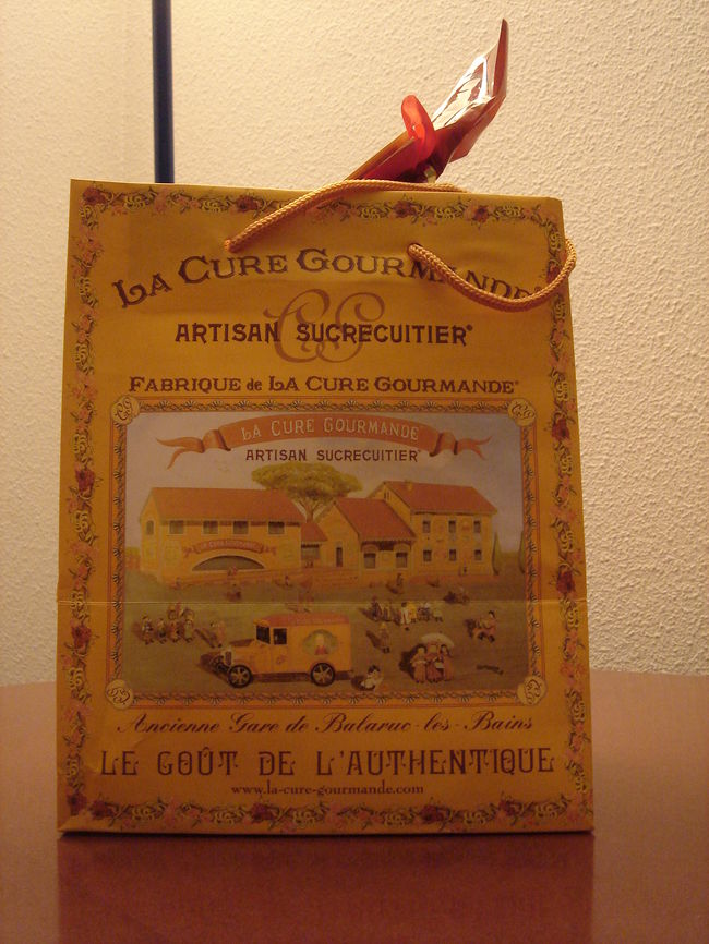 ミラボーの反対側のショッピングセンターの中にあったお菓子屋さんでカリソンやヌガーをお土産に買いました〜♪♪<br /><br />店員のお姉さんがまた美人で（案の定相方は夢中・・）<br />しかもいろいろ丁寧に紹介してくれて思わずたくさん購入☆<br />包装もかわいー♪<br />（後でこのお店がマルセイユやニースにもあってちょっとがっくりしちゃったけど）<br /><br /><br />学生の街だからなのか<br />とにかくエクサンは美人さんが多い！！<br />プロヴァンスの１２ヵ月でピーターメイルもそんなようなこと書いていたけれど。<br />本当にみんな（男性も含め）ニコニコしていて、人当たりよく感じのいい街です。<br /><br /><br />次プロヴァンス来る時にまたここに滞在でもいいな〜ってホントに思っちゃいました。<br /><br />＞相方より加筆<br />いやはやこのエクサンプロヴァンス、本当に美人率が高いです。今まで訪れたヨーロッパ各都市の中でも最強でした。<br />気が散って買い物も落ち着いてできません☆