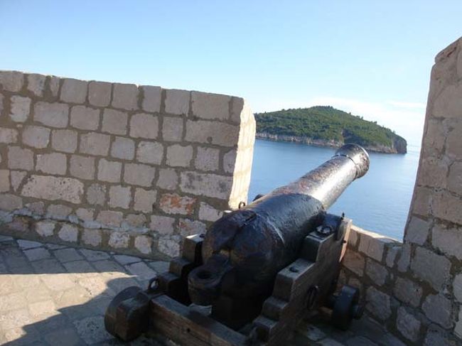 ←ドブロヴニクの城壁遊歩道からの眺め<br /><br />「聖イヴァン要塞」は、旧港を守るように立つ大きな要塞です。<br /><br />ここにも海に向かった砲台がありました。<br /><br />