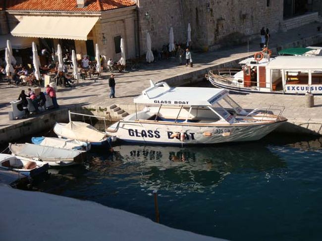 ←ドブロヴニクの城壁遊歩道からの眺め<br /><br />旧港からは、観光用のグラスボートも出ています