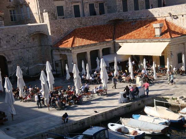 ←ドブロヴニクの城壁遊歩道からの眺め<br /><br />旧港のテラス席が人気のシーフードレストラン、「ロカンダ・ペスカリャ」<br /><br />私たちもこの日の夕食は、メニューは少ないけれど絶品のシーフードというお店に行くことにしました。