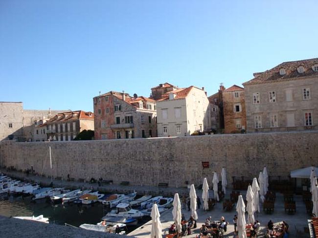 ←ドブロヴニクの城壁遊歩道からの眺め<br /><br />旧港