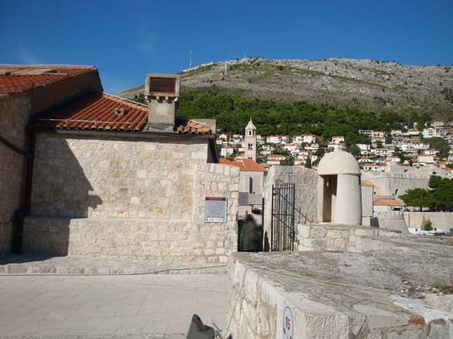 ←ドブロヴニクの城壁遊歩道からの眺め<br />