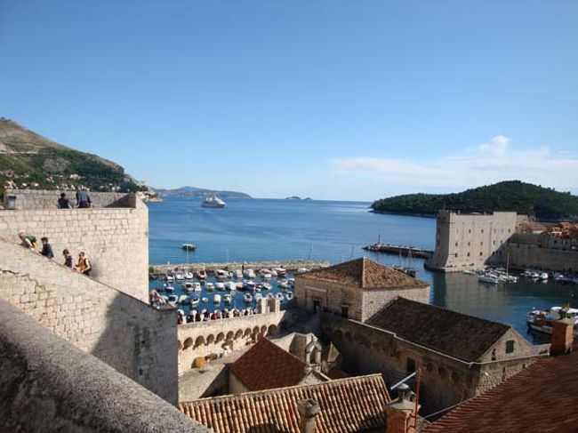 ←ドブロヴニクの城壁遊歩道からの眺め<br />
