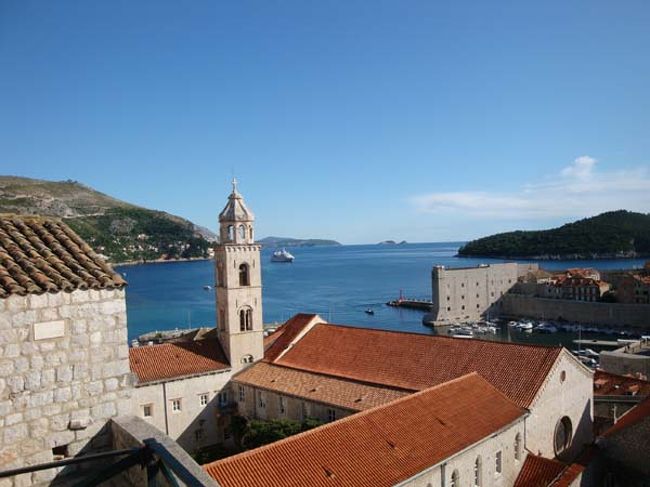 ←ドブロヴニクの城壁遊歩道からの眺め<br /><br />「ドミニコ会修道院」の鐘楼。<br />当初は城壁外にありましたが、防衛上重要な場所にあったため城壁に囲まれるようになりました。