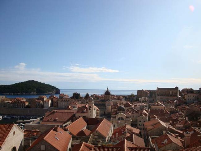←ドブロヴニクの城壁遊歩道からの眺め<br /><br />沖合約700メートルにある「ロクルム島」は、3つの美しいビーチがあるリゾートアイランド。<br /><br />旧市街の真ん中に見える「大聖堂」には、ドブロヴニクが中世に交易都市として繁栄していた名残の財宝が多数保存されていました。